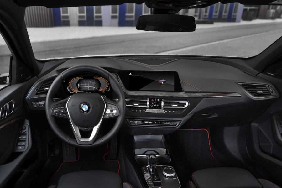 Торпедо BMW 118i Sportline (F40) 2019 года  (WW) (фото 32 из 81)